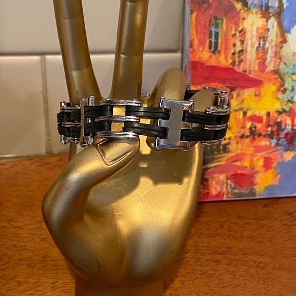 Men’s stainless steel and black bracelet. Very handsome! - Picture 3 of 7